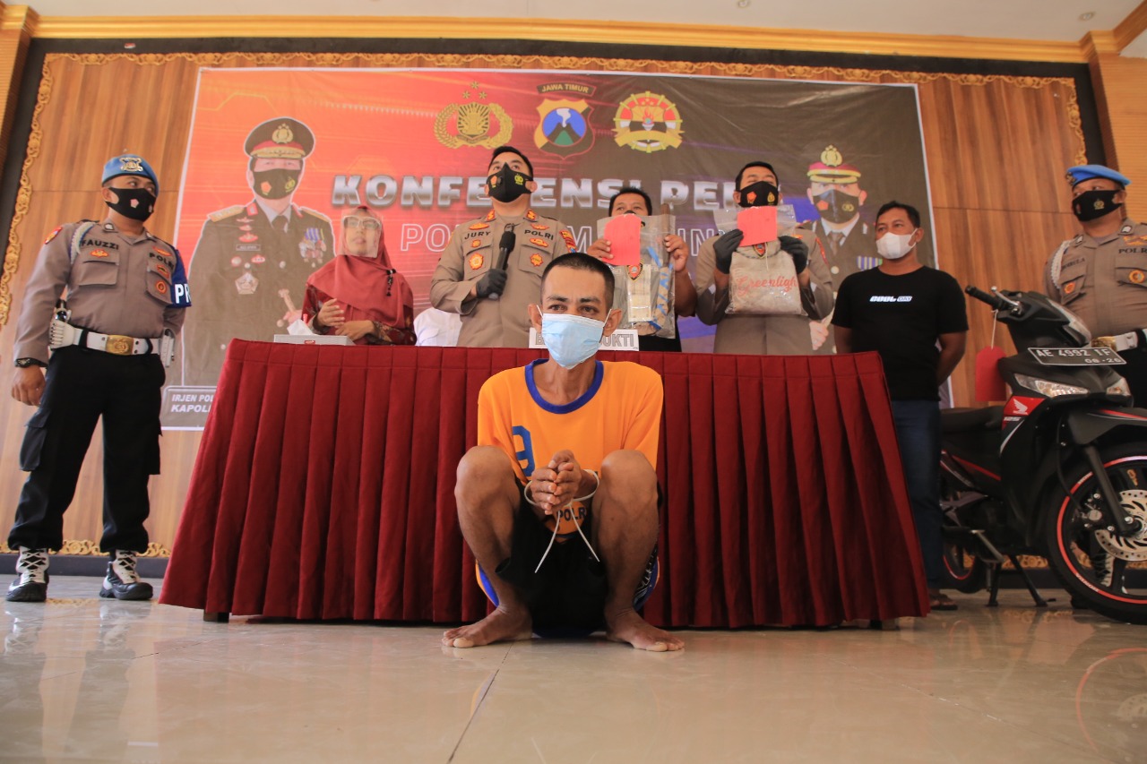 Tersangka saat di amankan oleh anggota satreskrim Polres Madiun