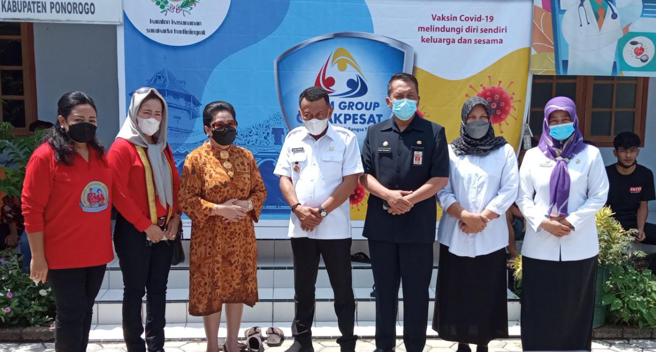 Gusti Kanjeng Ratu Pakoe Boewono XIII bersama Bupati Ponorogo, Camat Balong, Lurah Dadapan