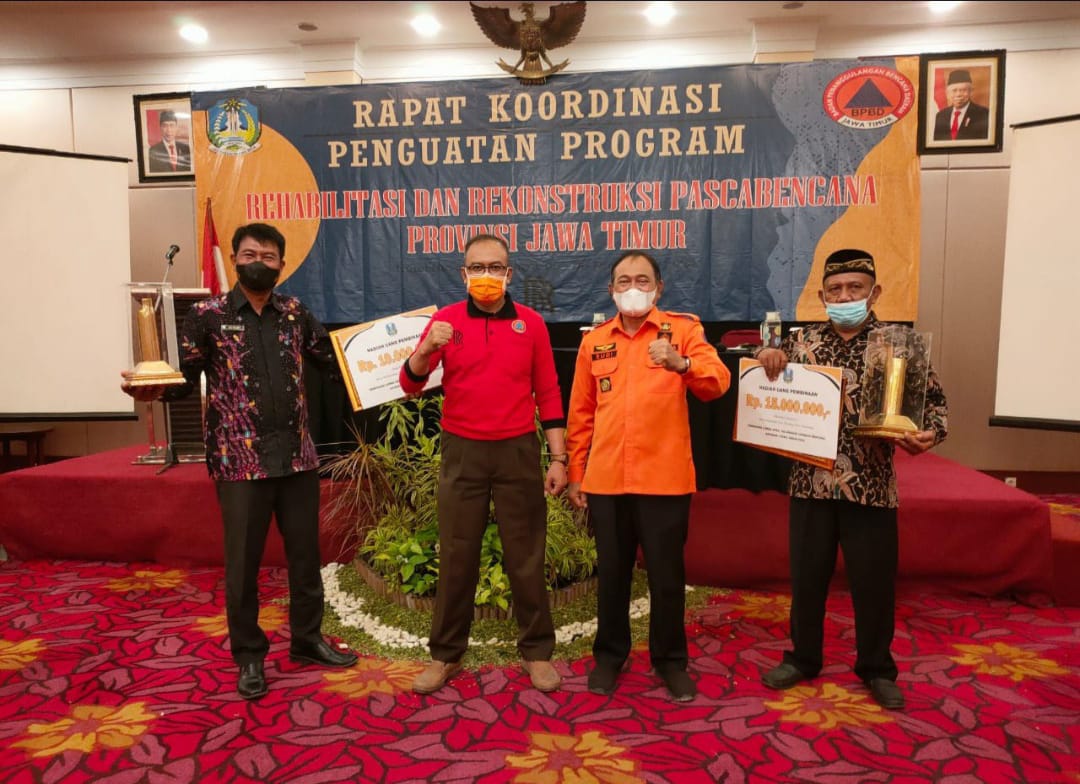 Penerimaan piala DESTANA oleh pemenang Lomba