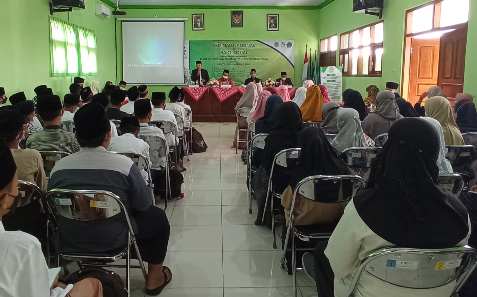 Santri kelas 7 M.TsN 2 Ponorogo mengikuti seminar dengan khidmad