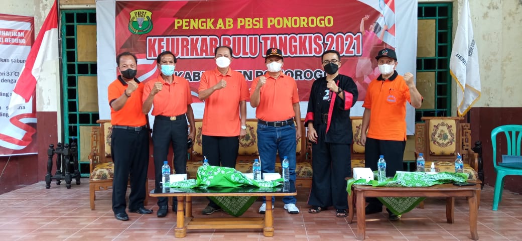 Pembukaanya  kejurkab Bulu Tangkis   Ponorogo oleh kepala disbudparpora  