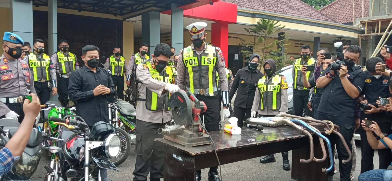 Team Speed Warok Satlantas Polres Ponorogo dan barang bukti 