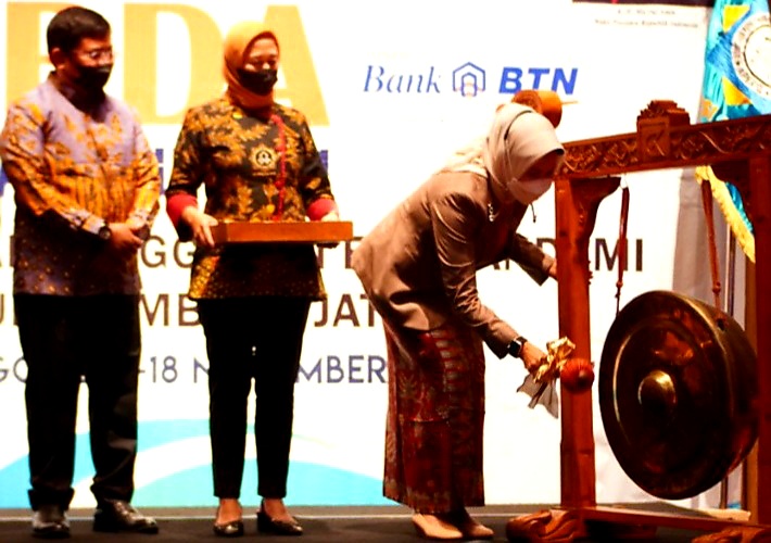 Dewanti Rumpoko saat di prosesi Rakerda Apersi