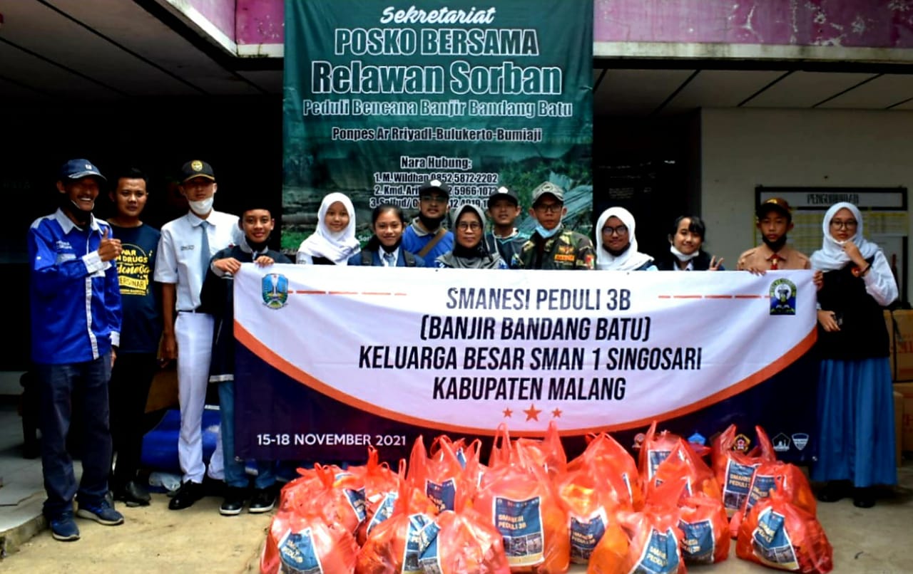 Prosesi penyaluran sembako dan uang dari SMAN 1 Singosari