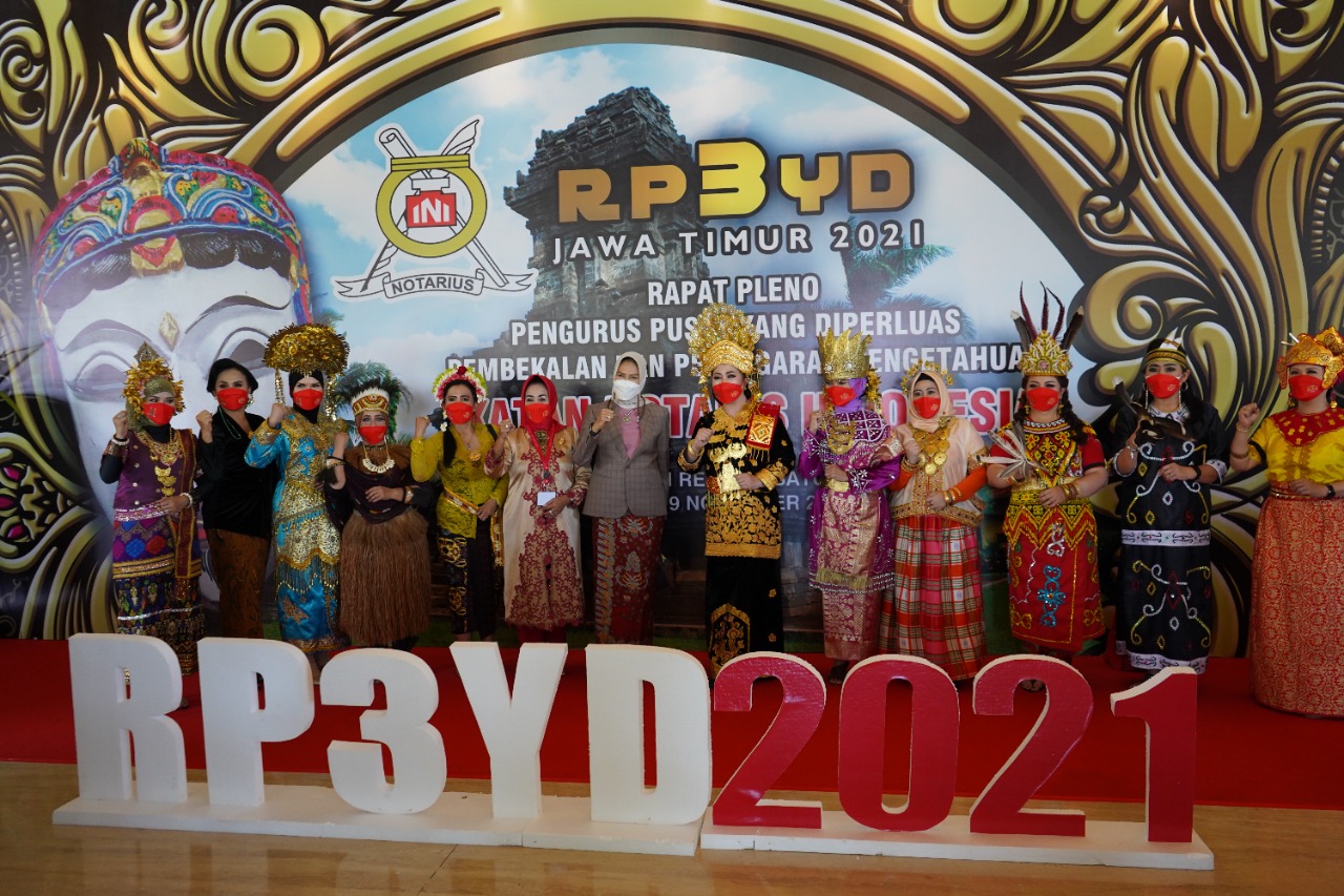 Walikota Batu Dewanti Rumpoko (masker putih) saat menghadiri RP3YD