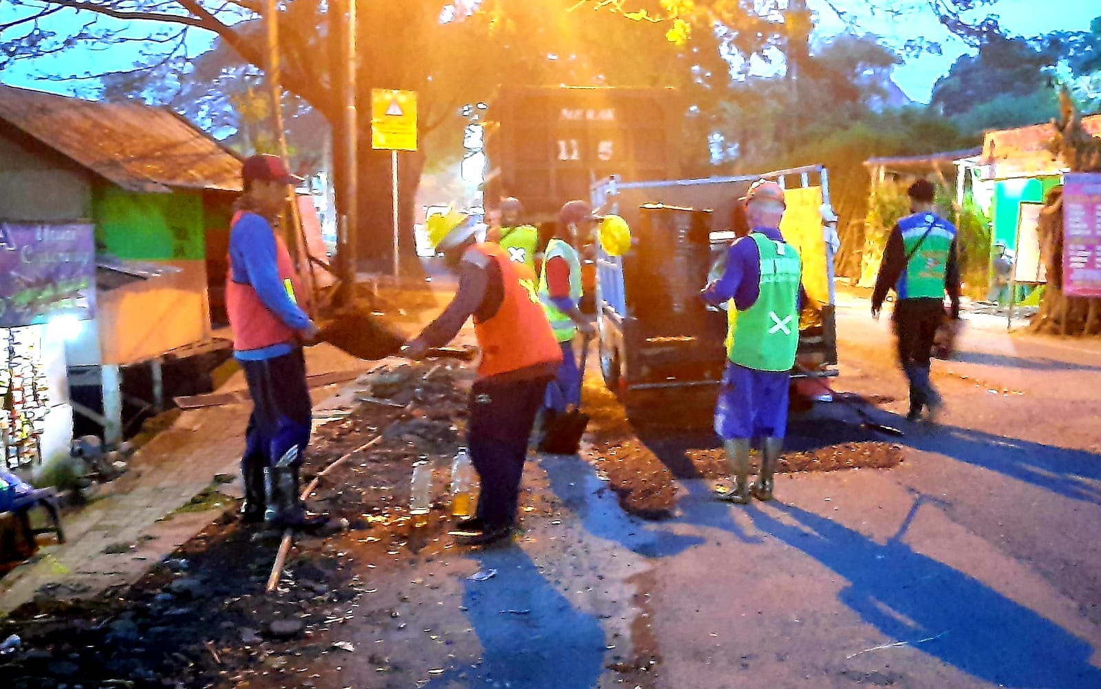 Proses patching (tambal sulam) jalan yang berlubang