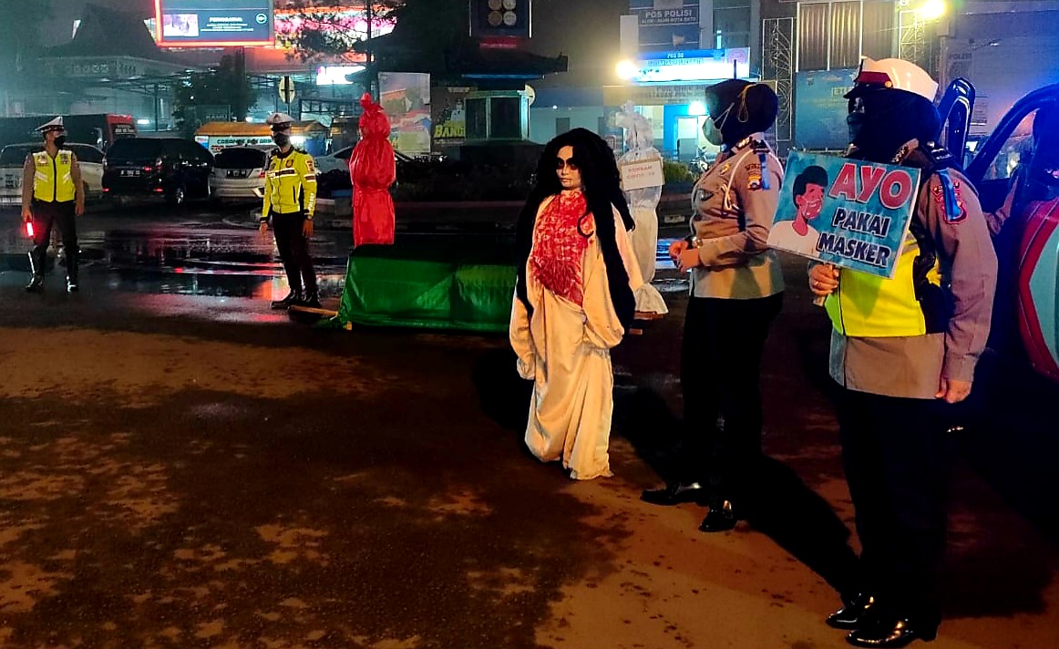 Saat Teatrikal berlangsung di Jalan seputaran Alun - alun Kota Batu