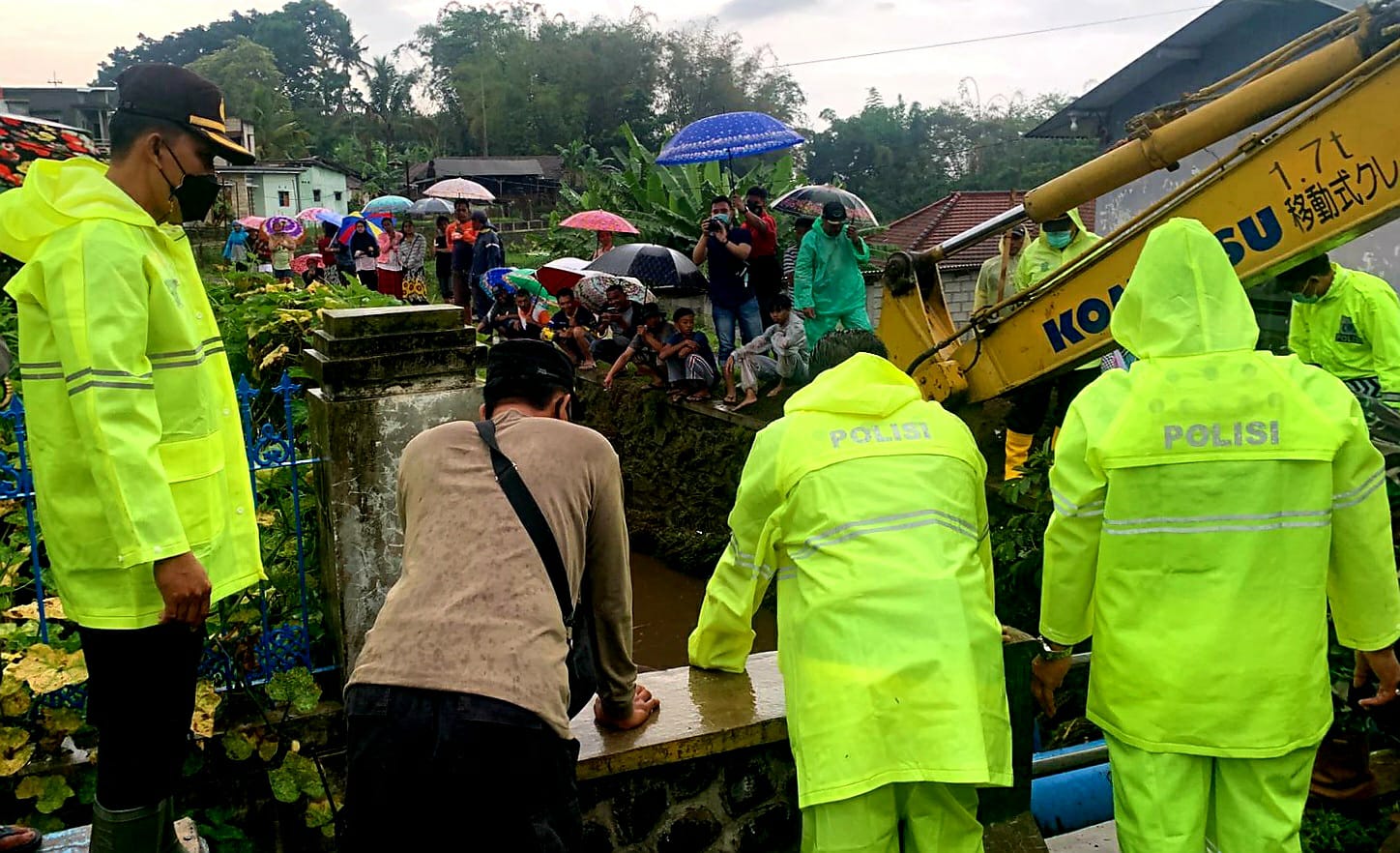 Tim dari Polres Batu saat di lokasi luapan air sungai Ledok