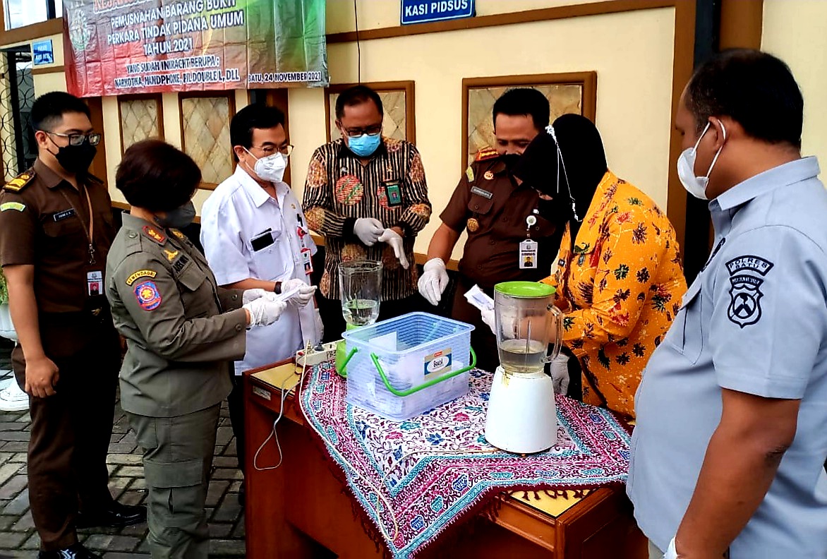 Pemusnahan BB hasil tindak pidana umum berlangsung di Kejari Kota Batu