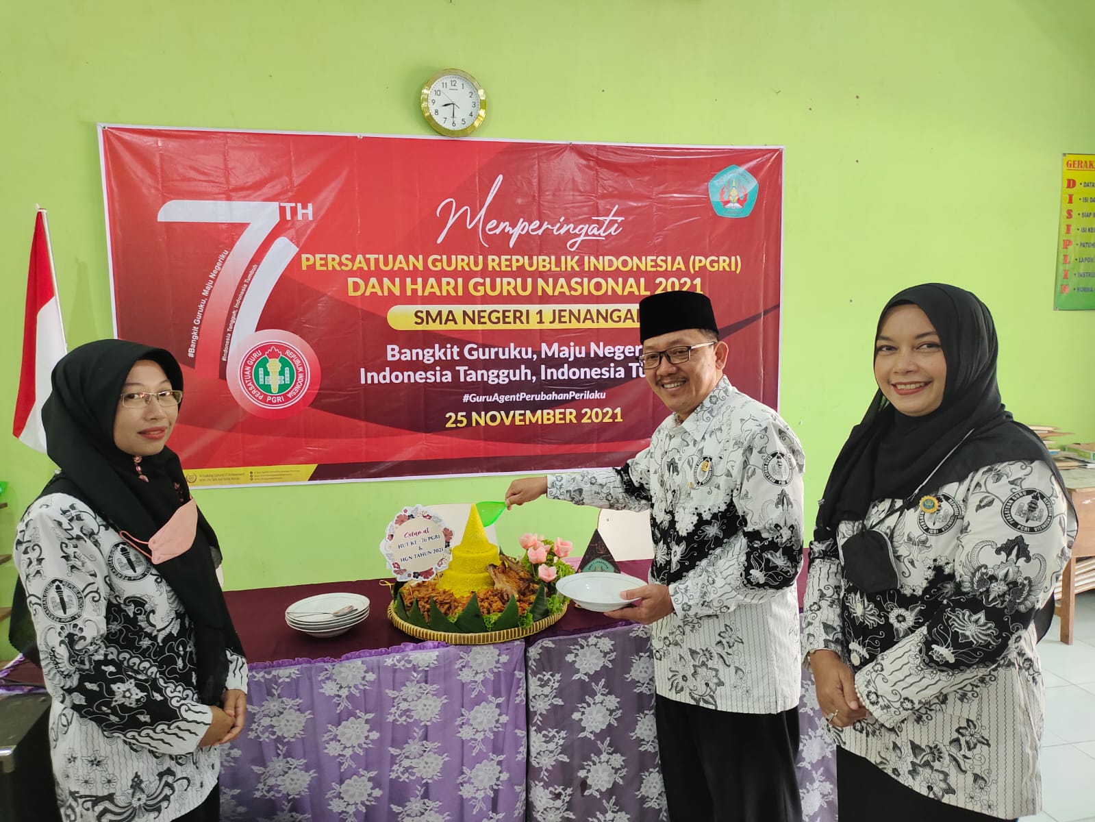 Potong tumpeng oleh Kepala Sekolah SMAN 1 Jenangan