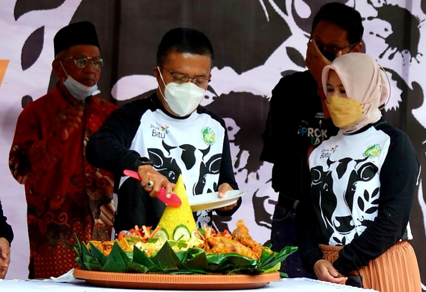 Wakil Walikota Batu, Punjul Santoso saat memotong tumpeng