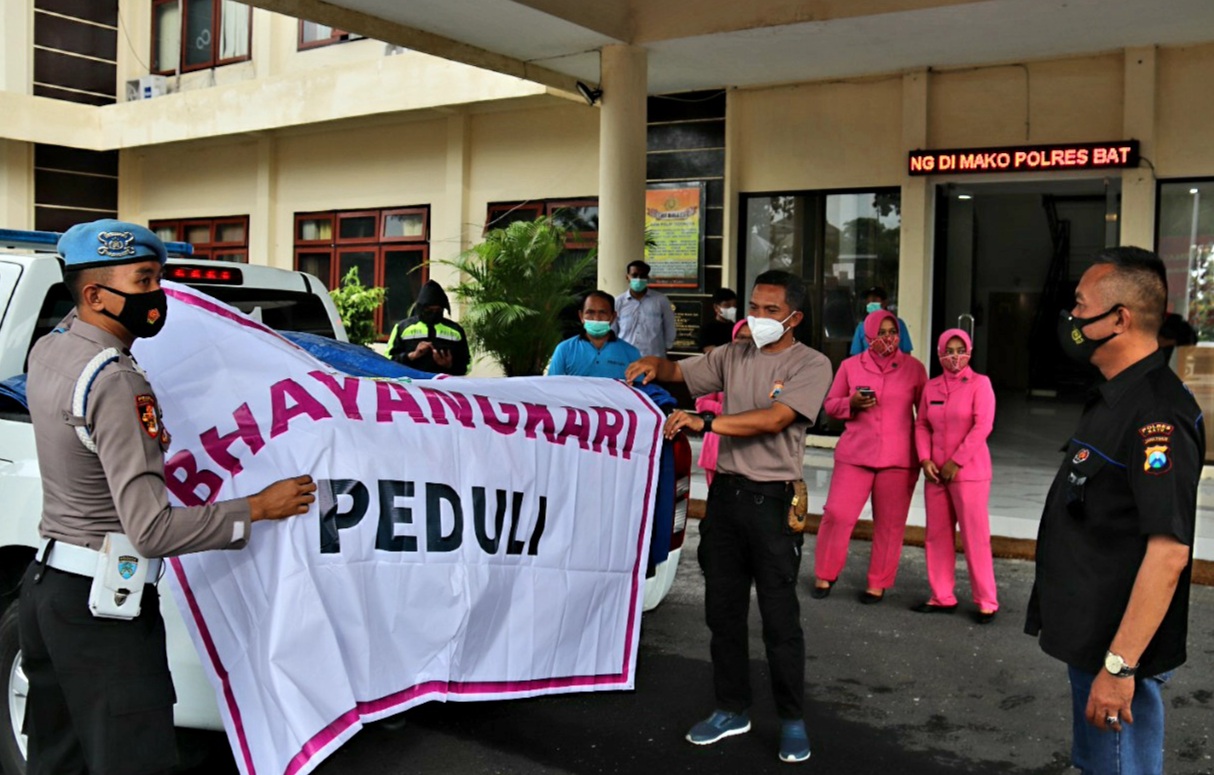 prosesi pemberangkatan bantuan dari Polres Batu