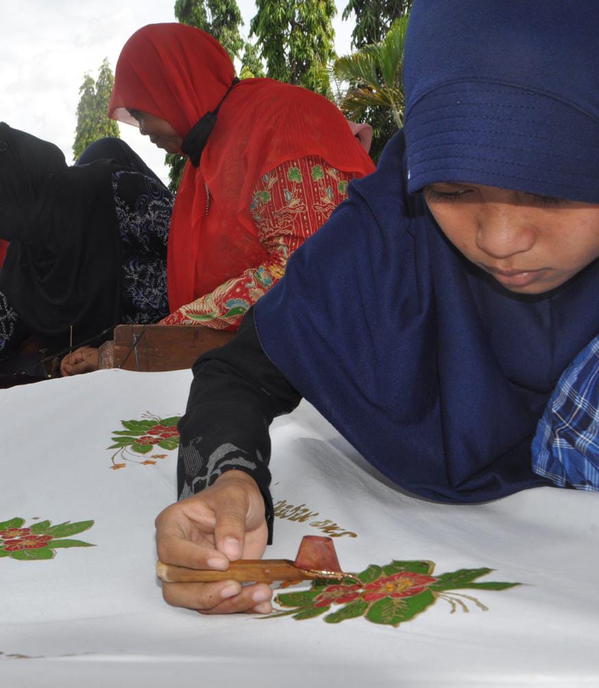 Para peserta SMPN 1 Siman Saat Gelar Pelatihan Batik Tulis