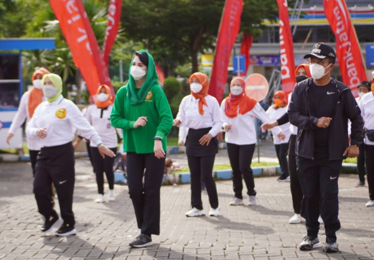 Ketua Perwosi Jatim Arumi Bachsin, Wawali Batu Punjul Santoso dan Wibi Punjul Santoso saat senam bersama
