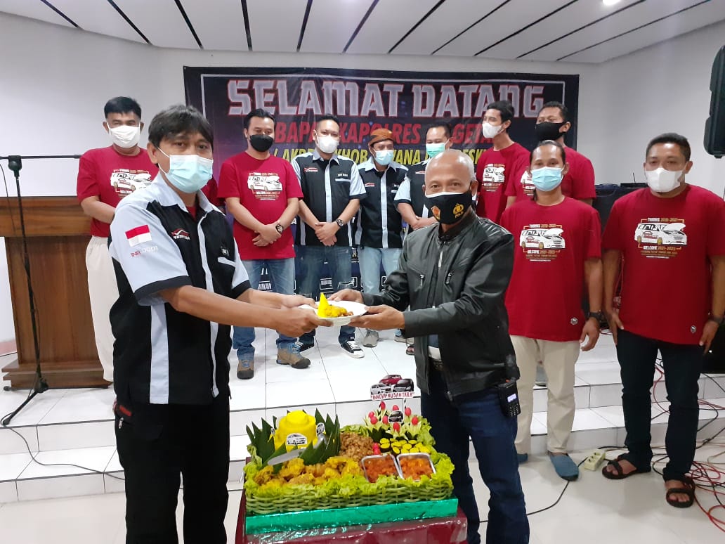 Wakapolres Magetan Kompol Soehono saat menerima potongan tumpeng 