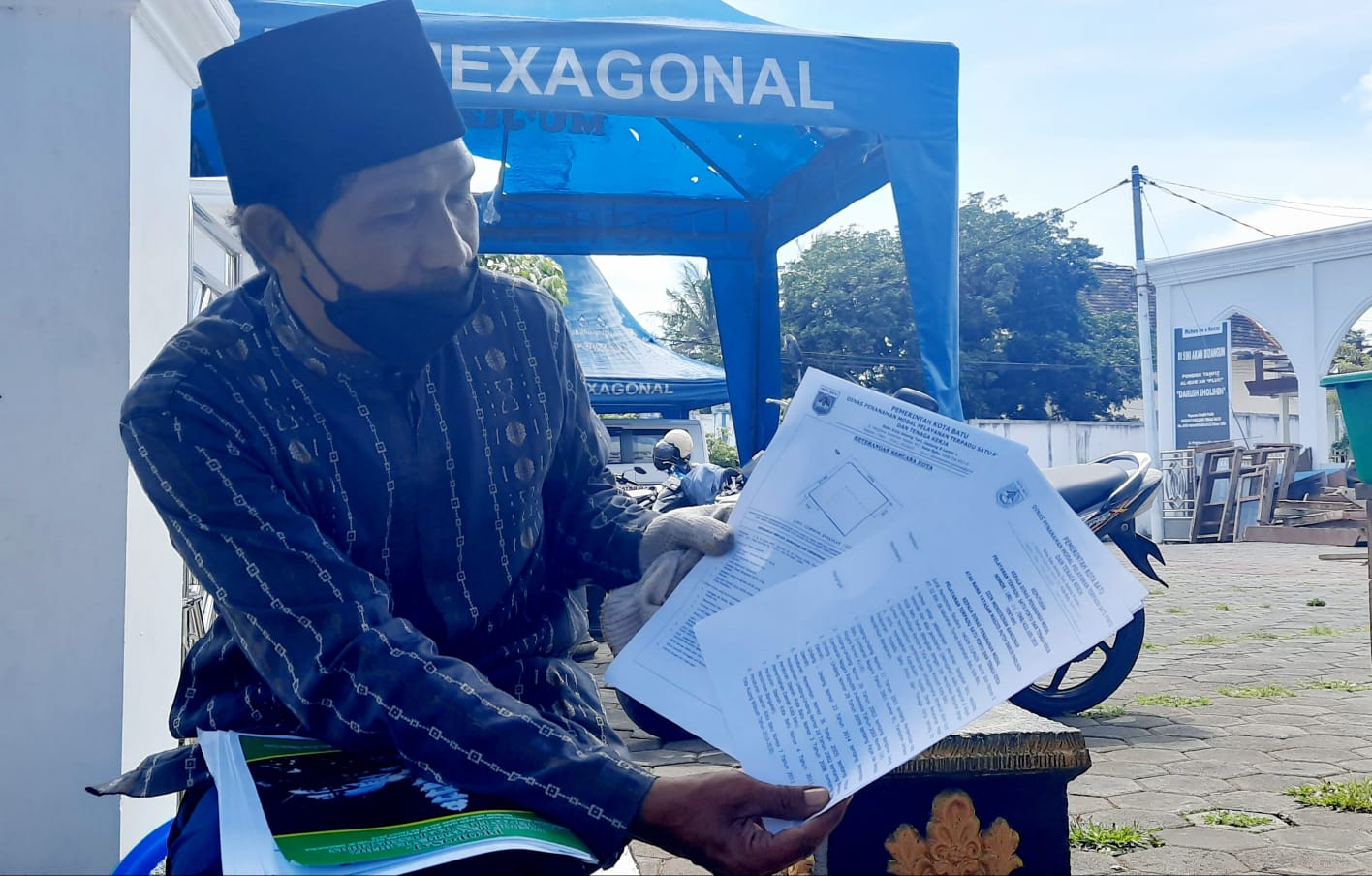 Parno saat menunjukkan legalitas perizinannya Pondok