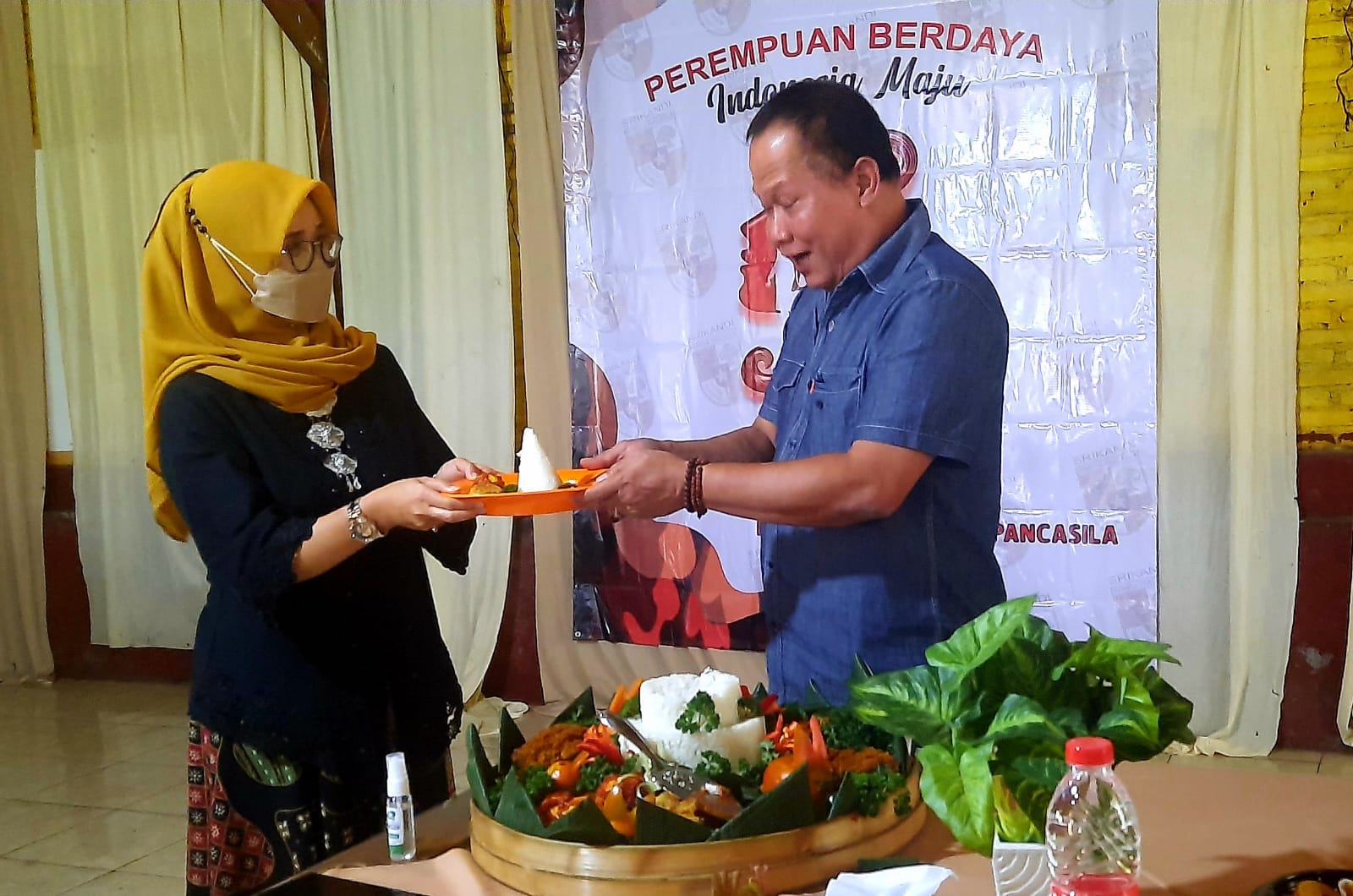 Kartika saat menerima potongan tumpeng dari Endro