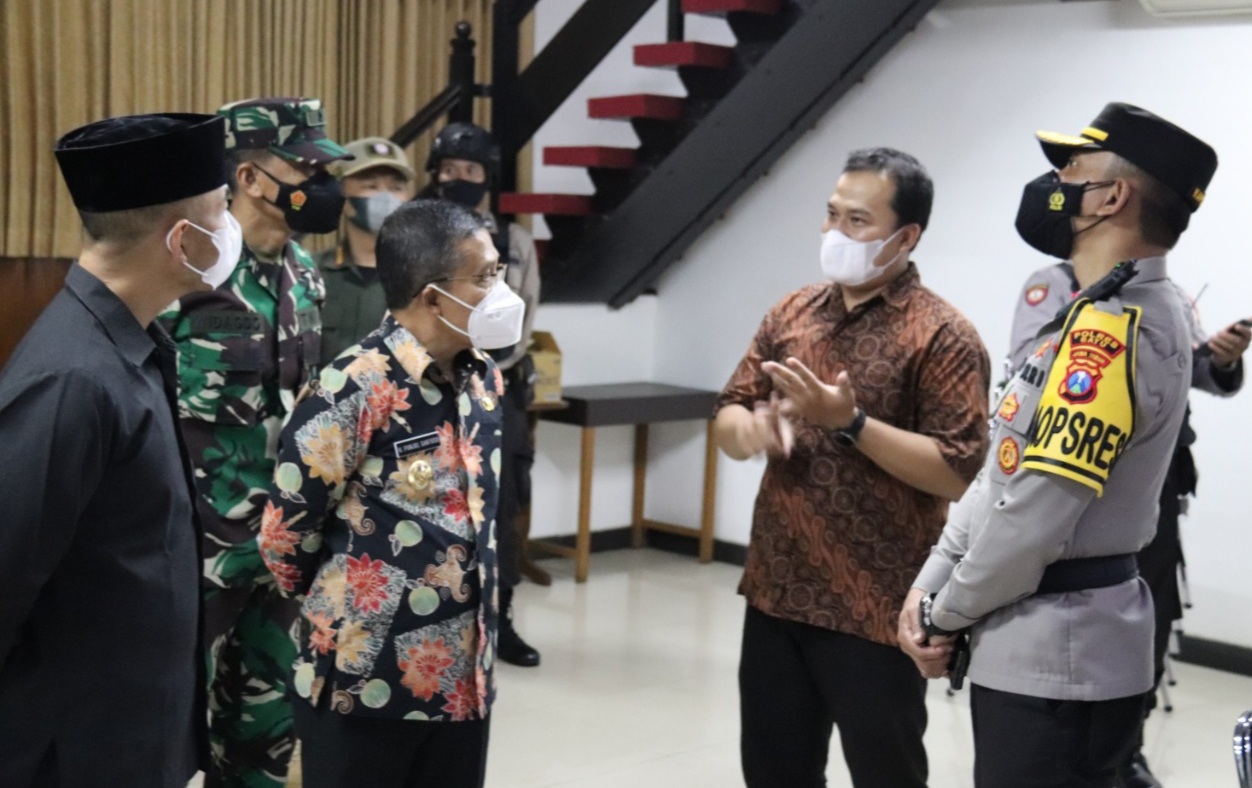 I Nyoman Yogi Hermawan bersama Punjul Santoso, dan  beberapa Forkopimda lainnya