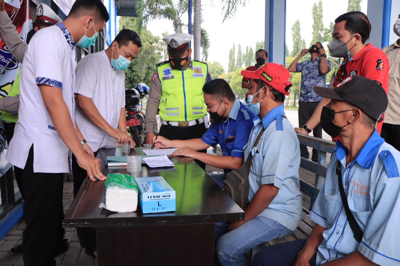 Satres Narkoba Polres Madiun Saat Pelaksanaan Gelar Tes Urine Kepada Pengemudi Kendaraan Umum
