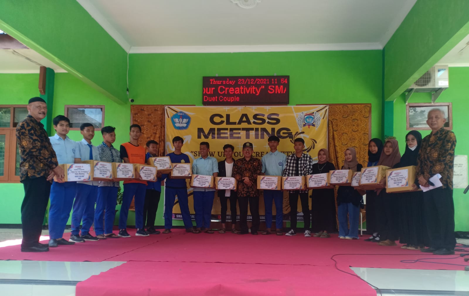 Pemberian hadiah peserta lomba saat foto bersama kepala sekolah