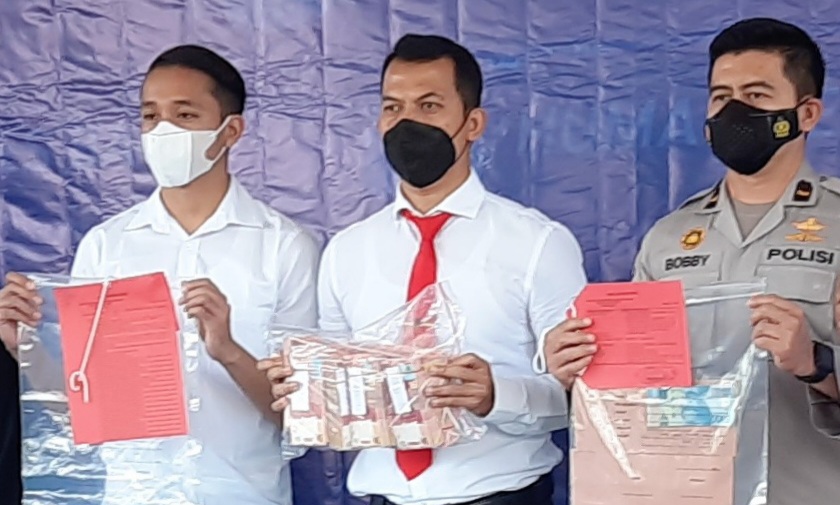 Kasat Reskrim Polres Batu, Iptu Yussi Purwanto saat menunjukkan BB Ratusan Juta Rupiah UPAL