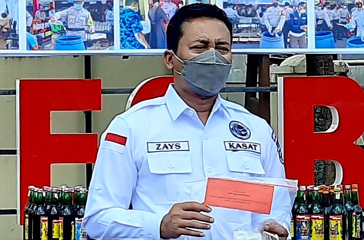 Kasat Narkoba Polres Batu, AKP Ahmad Zainudin saat menunjukkan BB sejenis Narkotika