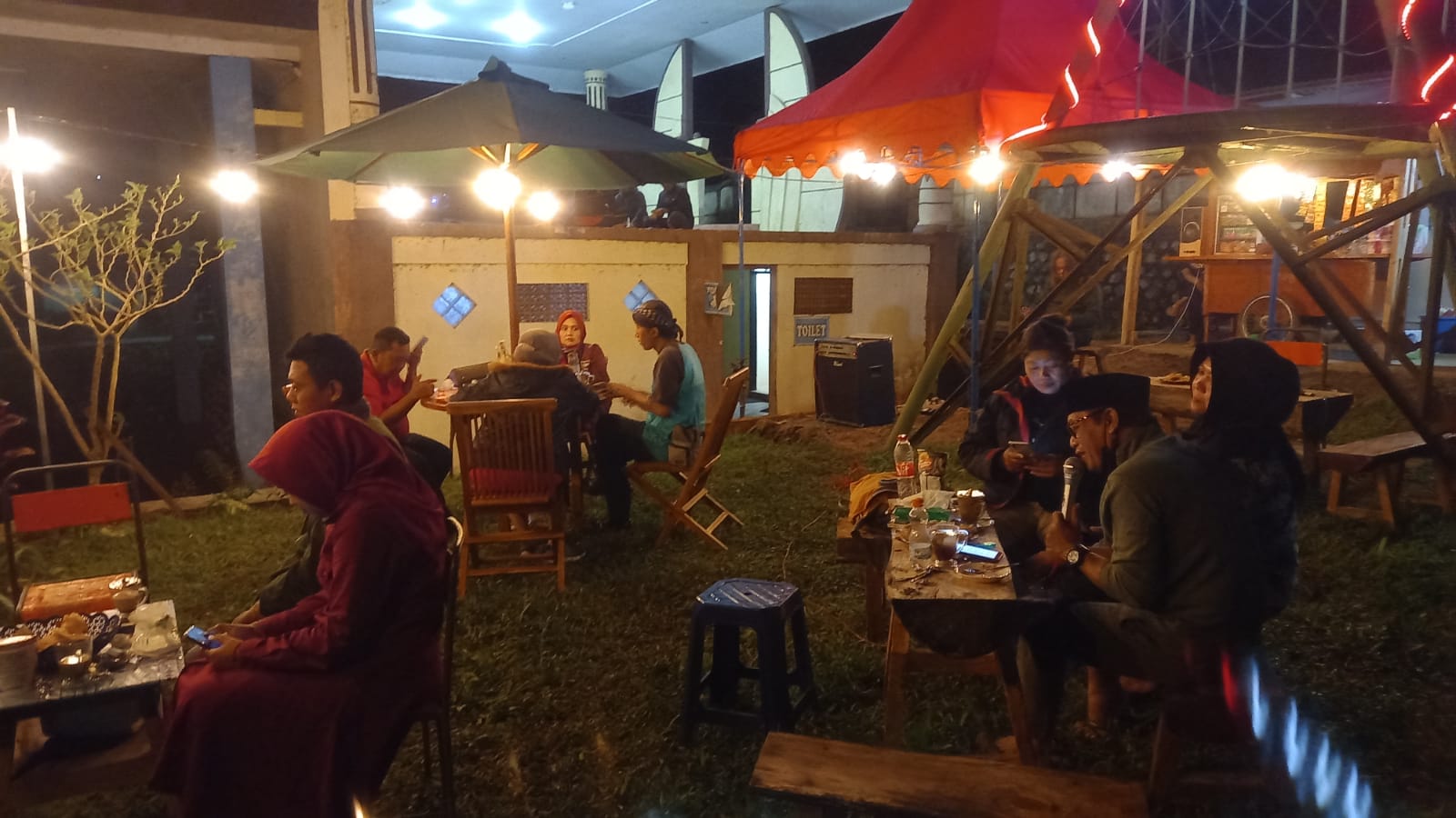 Suasana di malam hari Cafe Argo Wilis tempat refreshing di telaga Ngebel