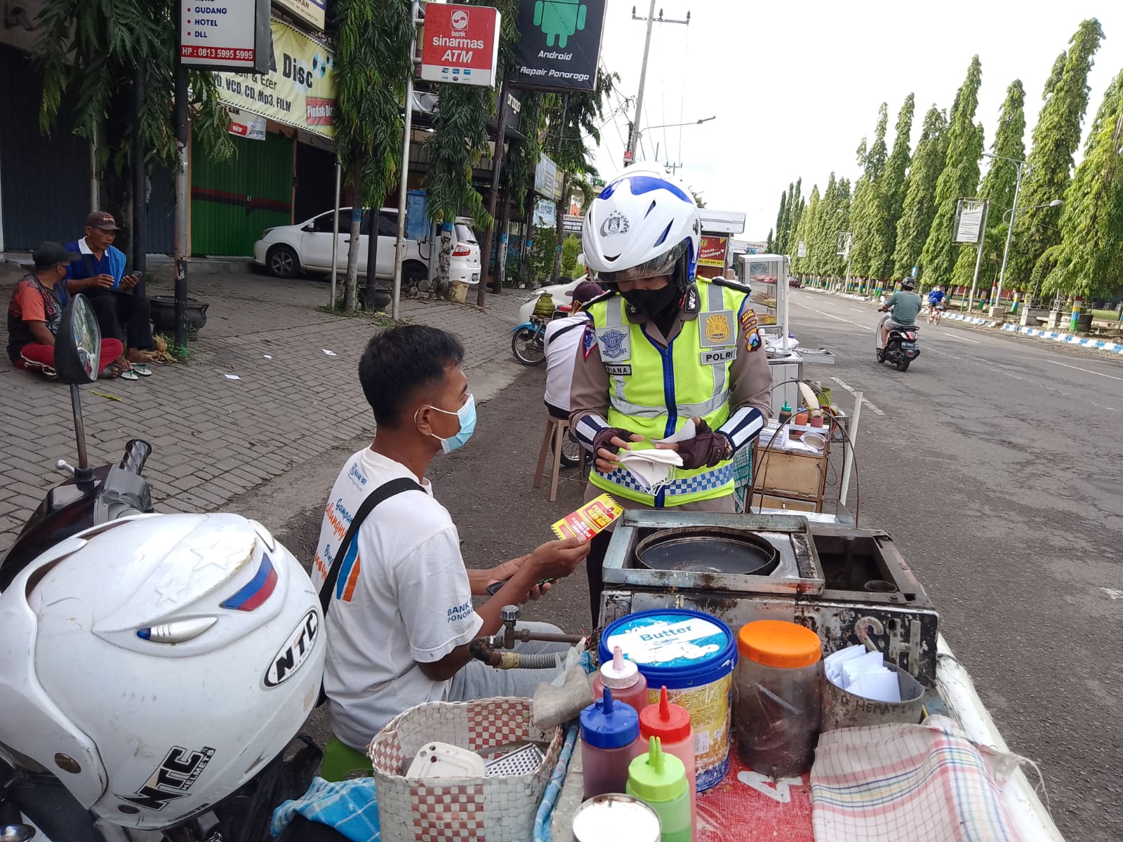 Polres Ponorogo Sosialisasikan Kepada Warga Penutupan Alun - alun 
Di Malam Tahun Baru