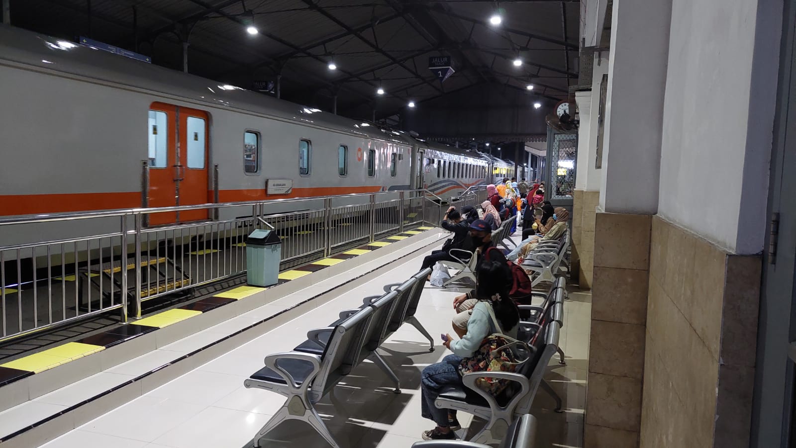 Para penumpang yang menunggu keberangkatan kereta di stasiun kereta api madiun