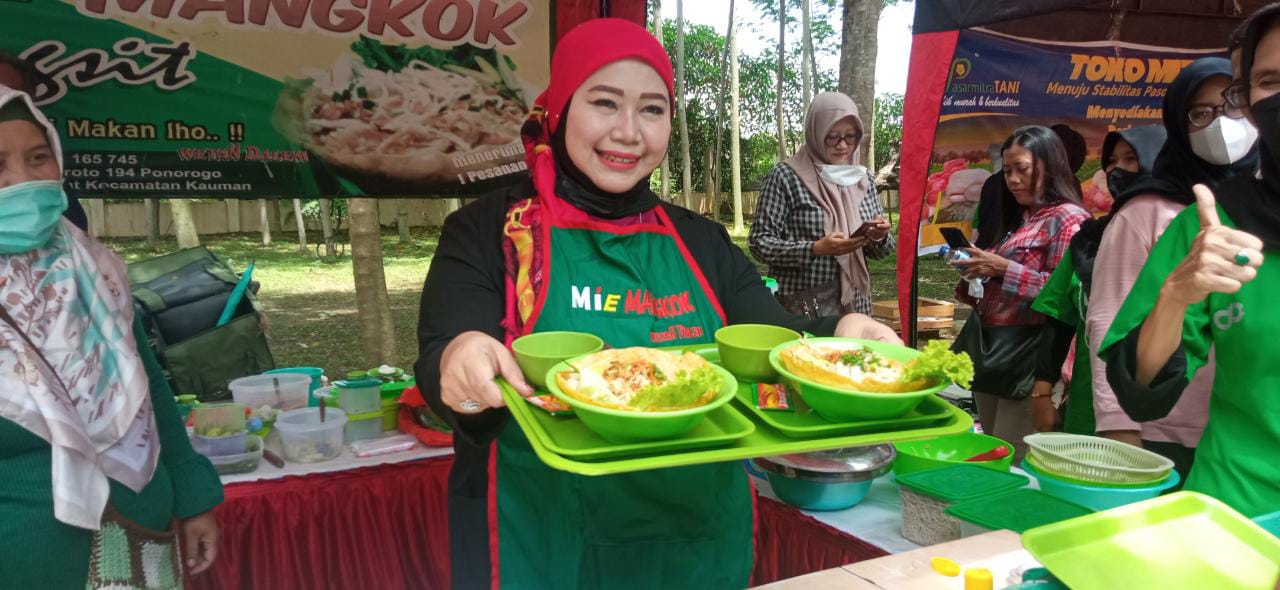 Berbagai produk unggulan di tampilkan saat bazar UMKM di Wenger Park Ponorogo