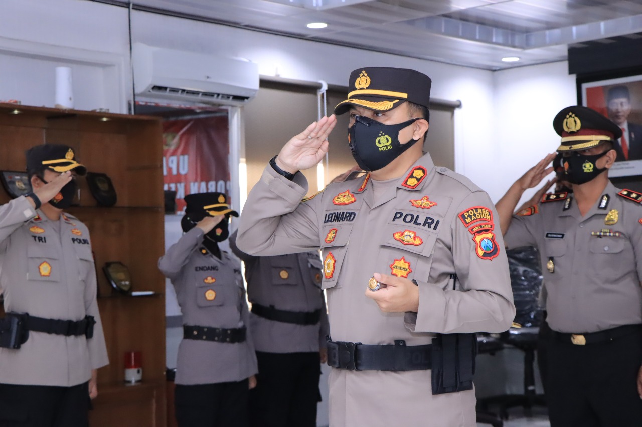 Kapolres Madiun  Saat Pimpin Upacara Kenaikan Pangkat Anggotanya
