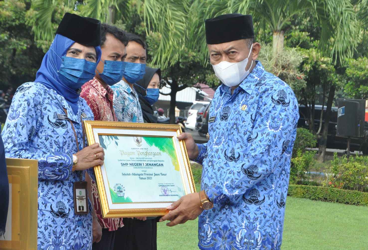 Sri Iswantini,S.Pd  menerima piagam penghargaan dari Gubernur Jawa Timur di serahkan oleh Bupati Ponorogo Sugiri Sancoko di halaman pendopo kabupaten Ponorogo