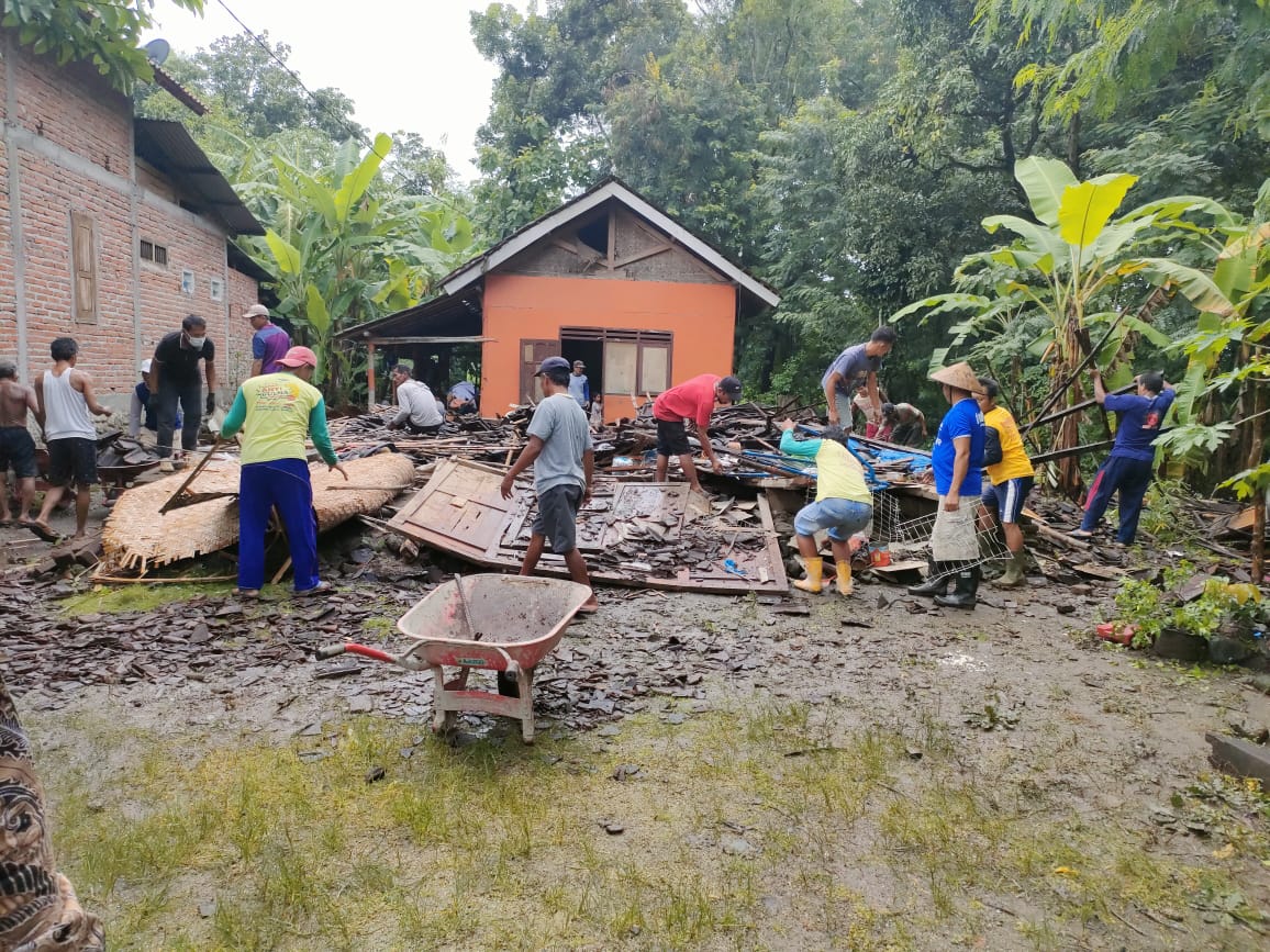 TKP rumah Parwoto roboh  di Desa Ngendut Kec. Balong Ponorogo