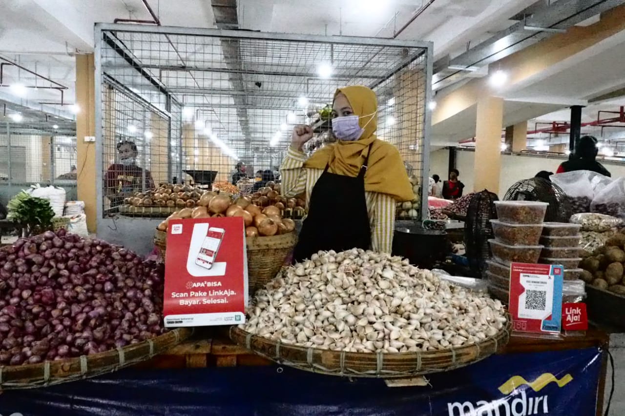 Tanda pedagang yang  melayani belanja dengan QRIS