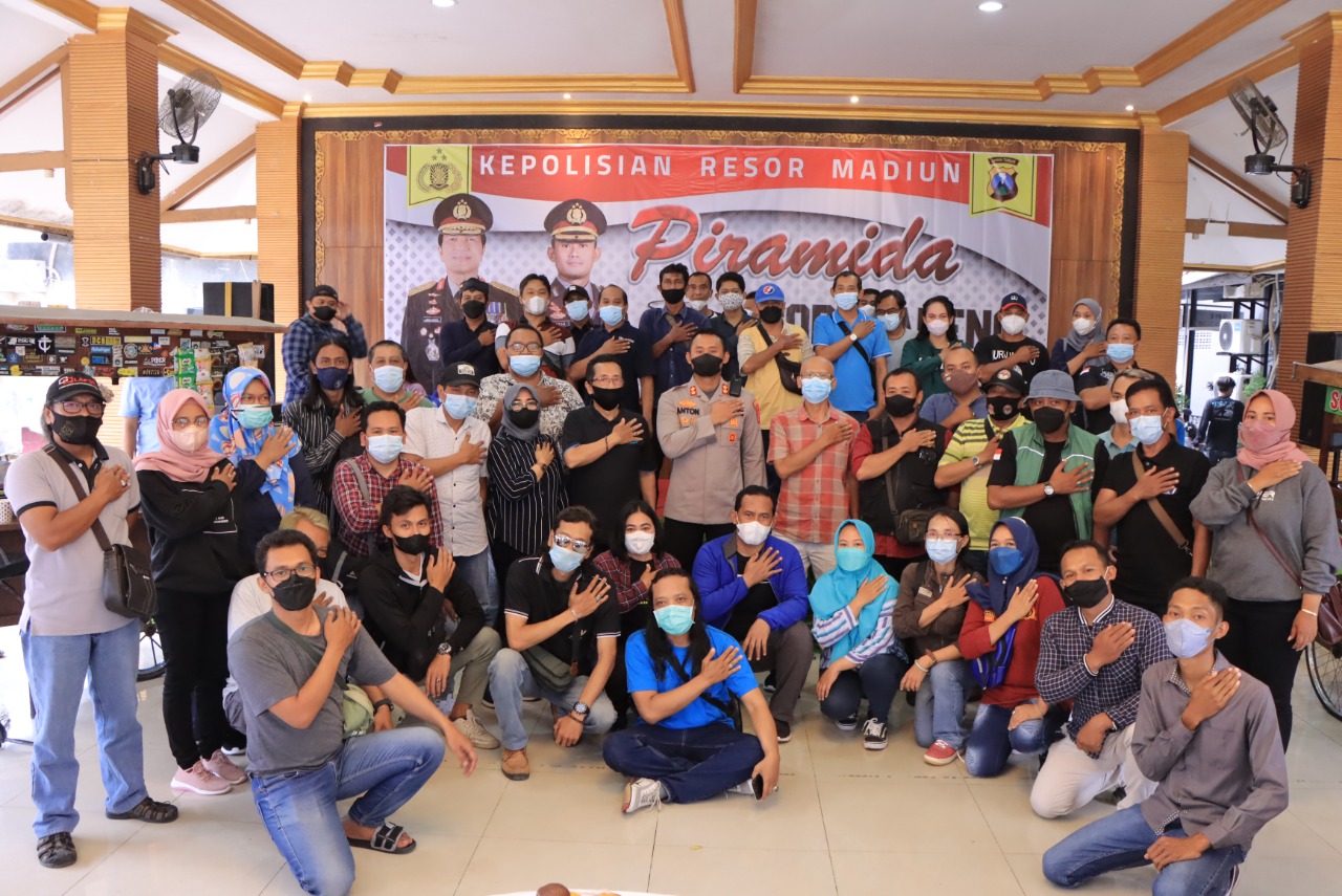 Kapolres Madiun AKBP Anton Prasetyo bersama awak media saat ngopi bareng