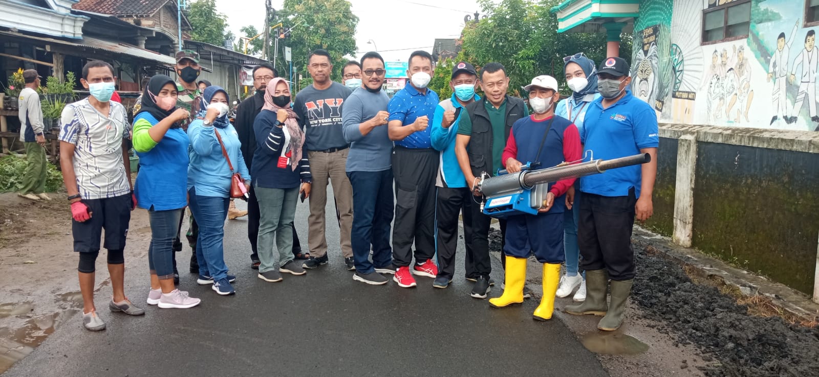 Kang Giri Tinjau Gerakan Gotong Royong Pemberantasan Nyamuk di Desa Ngampel