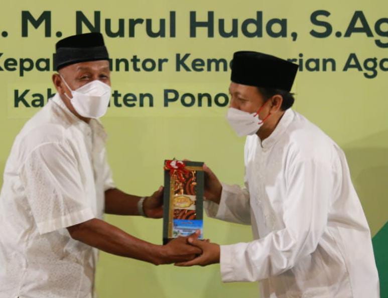Kemenak baru menyerahkan cindramata ke kemenak lama Ponorogo