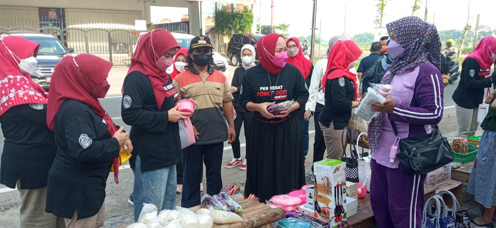 Ketua TP PKK kabupaten Ponorogo Susilowati saat berbelanja di pasar krempyeng Madusari.