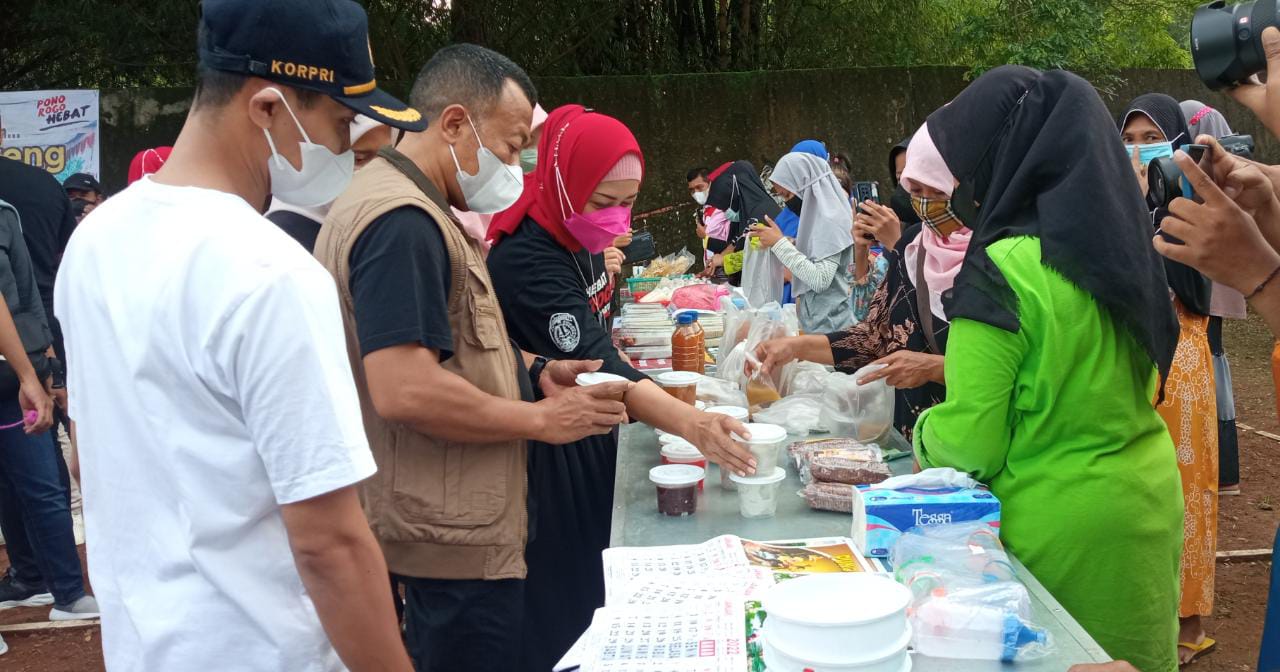 Bupati kang Giri bersama istri di dampingi kepala desa Beton meninjau dagangan