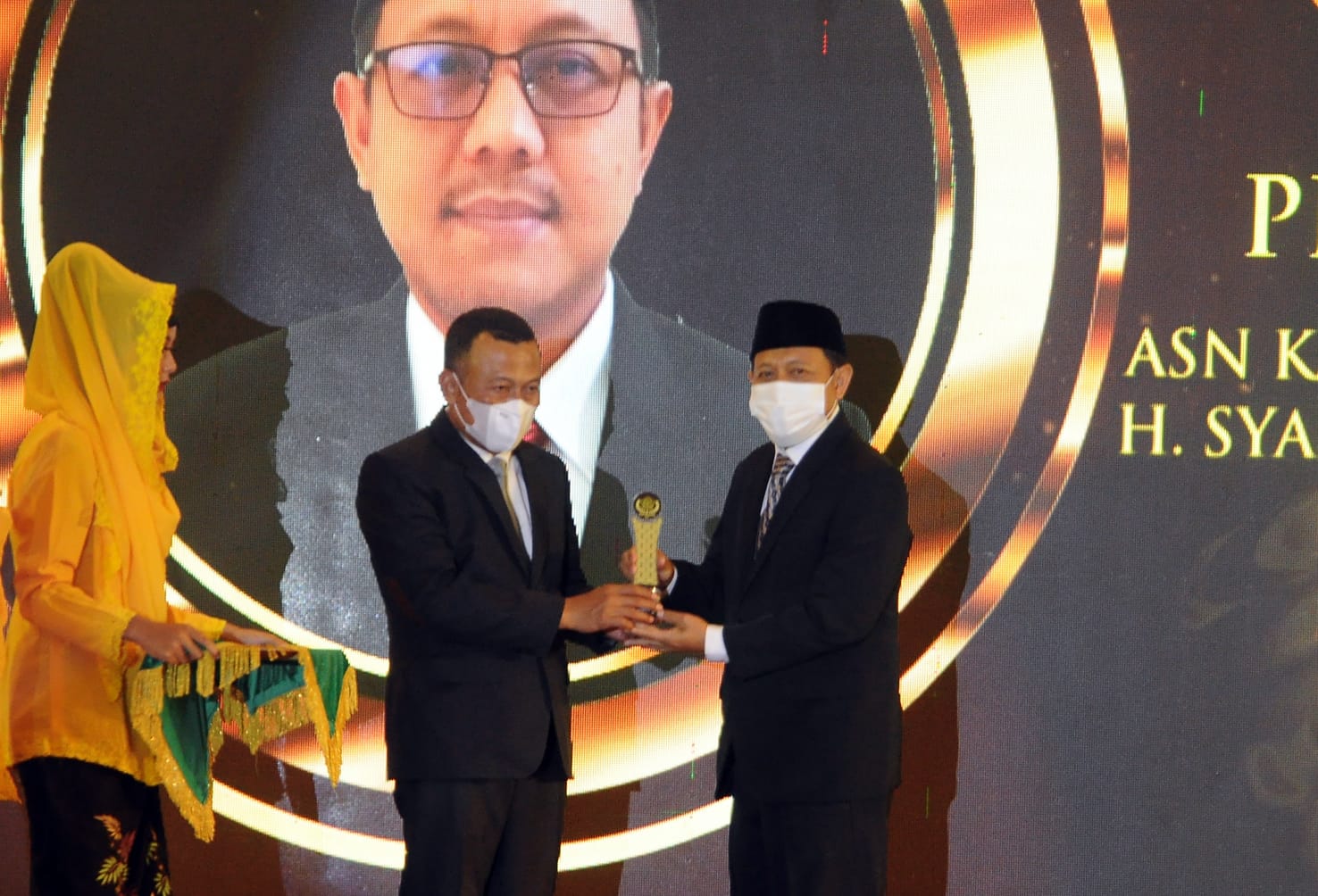 Bupati Ponorogo Kang Giri serahkan Kemenag Award kategori ASN Inspiratif kepada Syaikhul Hadi, M.Fil.I
