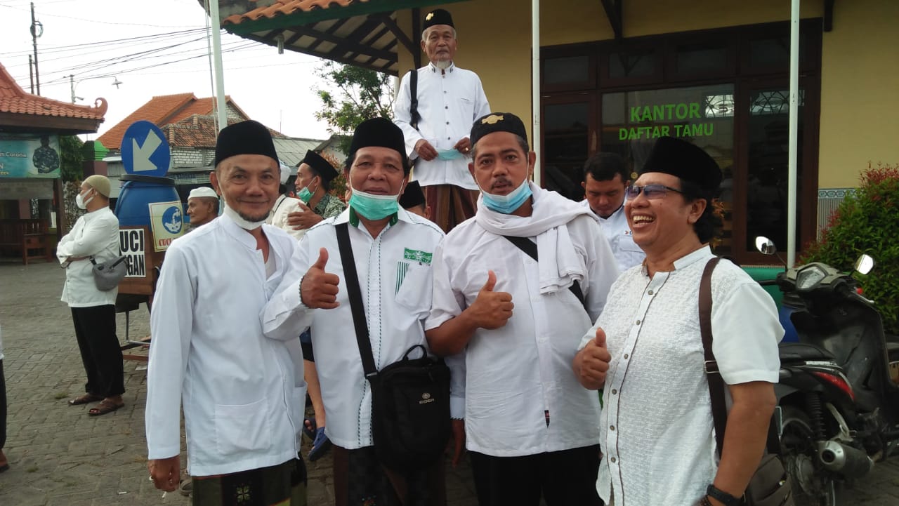 KH. Rois Naim Ketua Tanfidz Ranting NU Kelurahan Medokan Semampir (berkalung sorban putih)