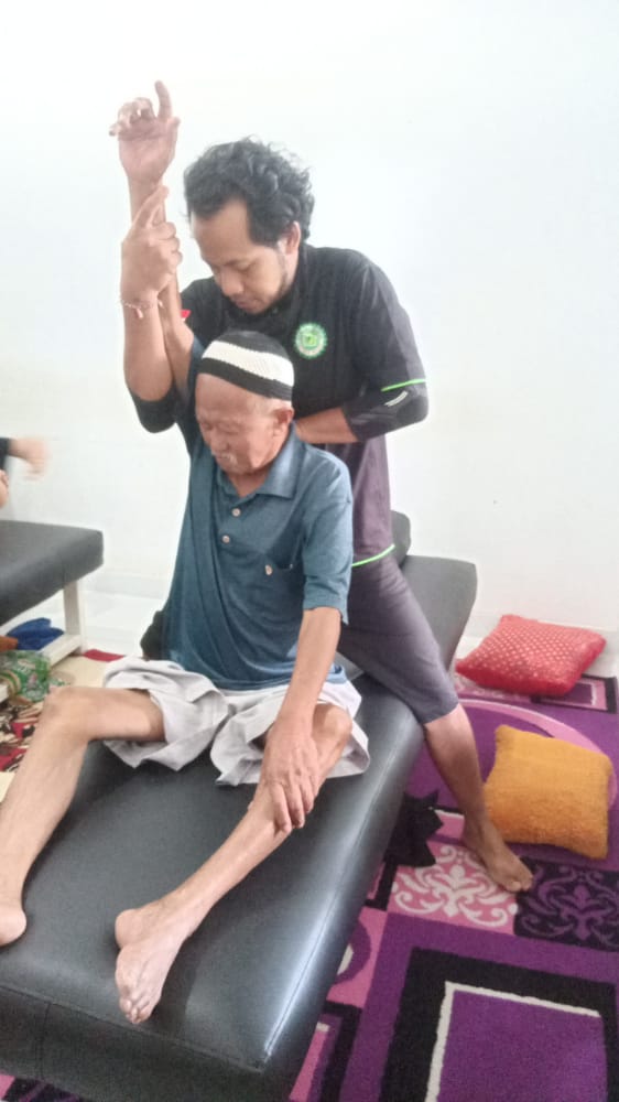 Gus Imm saat mengobati pasien