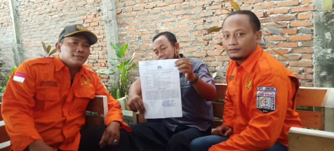 Ketua LBH Korak Gresik, Efianto,SH (kiri), korban Sutrisno (tengah), Suparman, Kadiv Investigasi LBH KORAK Gresik (kanan)