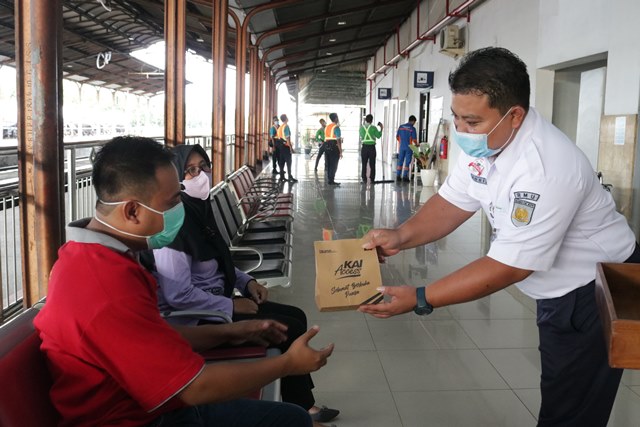 Petugas KAI membagikan takjil