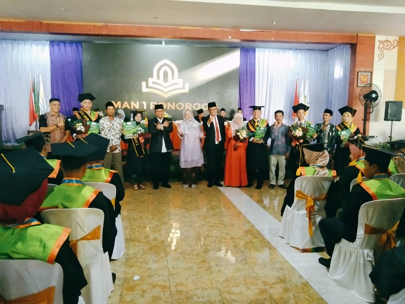 Usai menerima penghargaan dan ucapan selamat siswa ber prestasi foto bersama dengan kepala sekolah, kepala Kemenag dan undang lainya.
