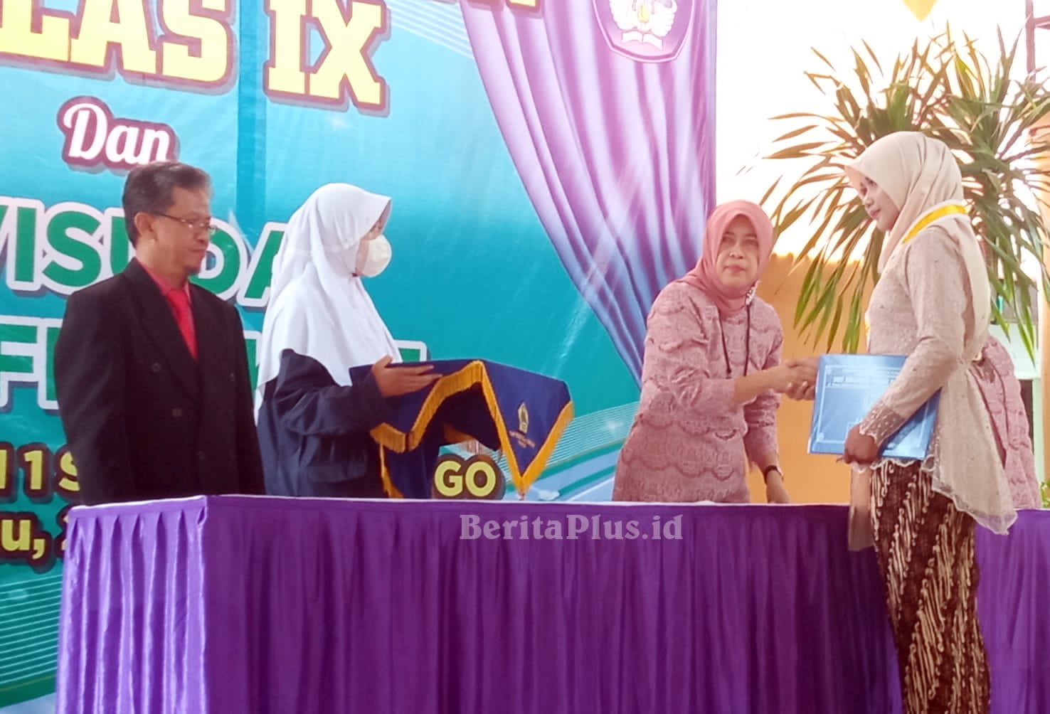 Kepala sekolah didampingi Wakasek ucapkan selamat