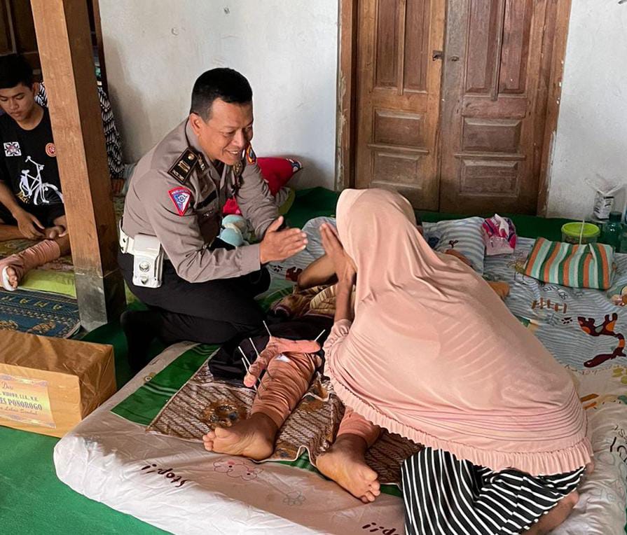 Satlantas Polres Ponorogo Saat Berikan Bantuan Kemanusiaan