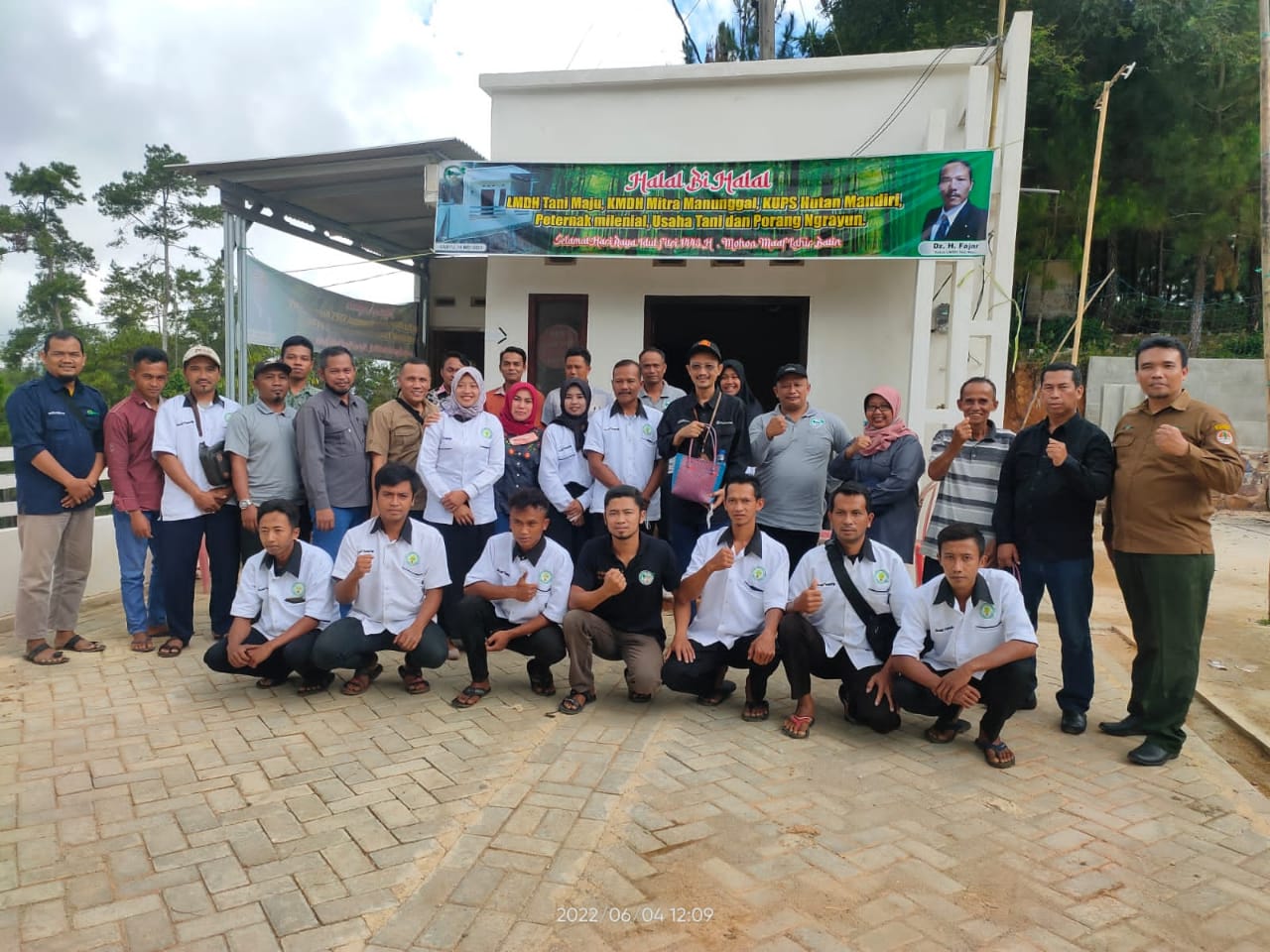 Foto bersama pasca bincang santai di depan sekretariat LMDH Tani Maju Ponorogo Selatan