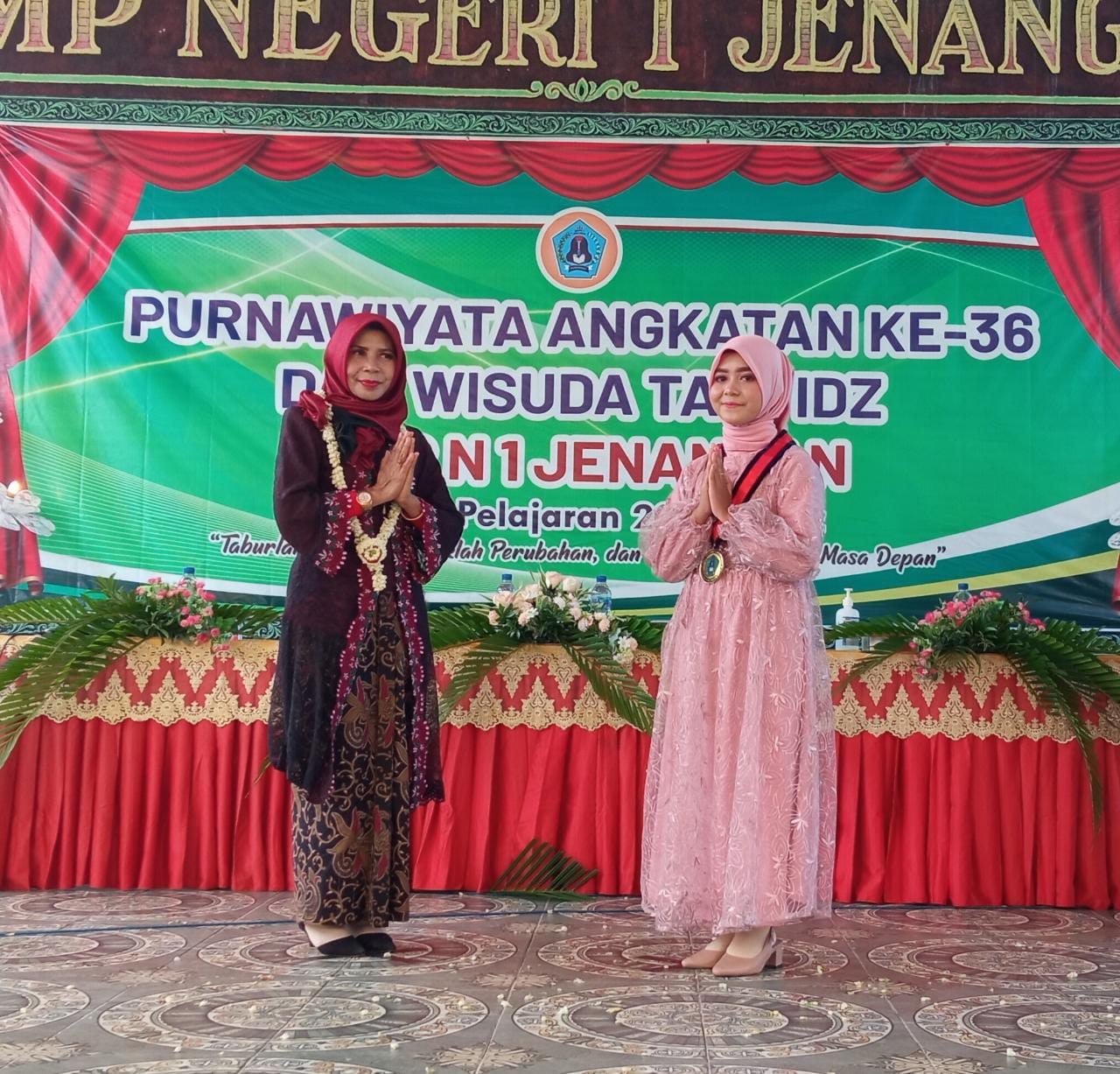 Sri Iswantini Kepala sekolah SMPN 1 Jenangan saat berikan ucapan selamat kepada siswa kelas IX