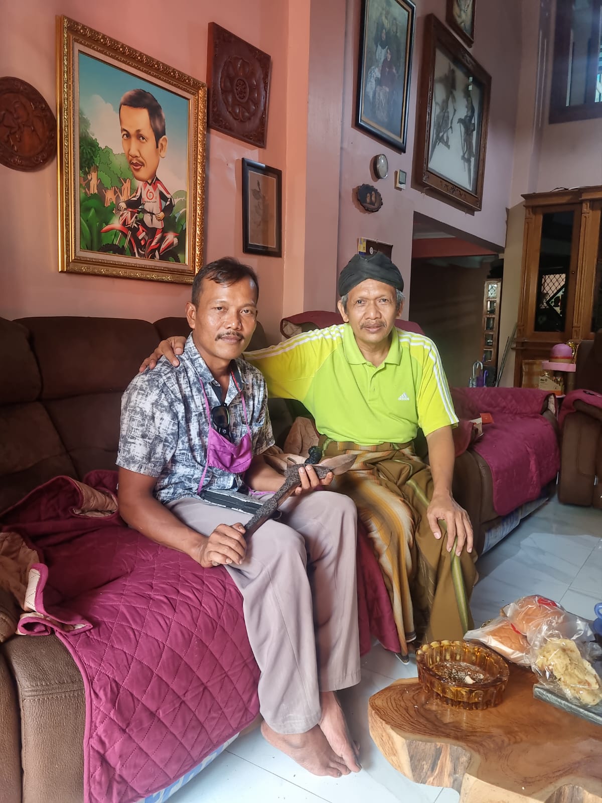 Fajar ketua LMDH Tani maju Saat berkunjung dan minta petunjuk tentang Perhutanan Sosial pada senior kehutanan Kristomo di Surabaya